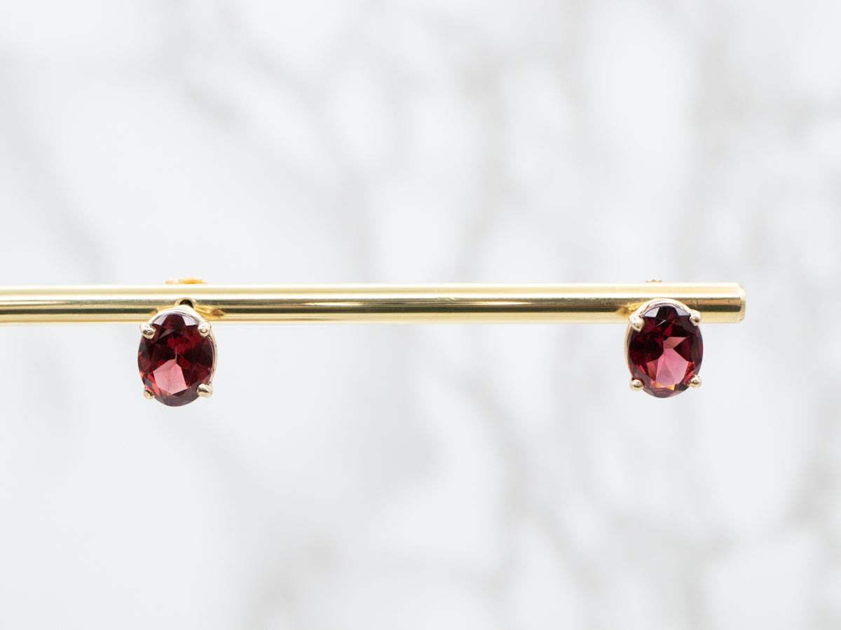 Pendientes de granate ovalados llamativos