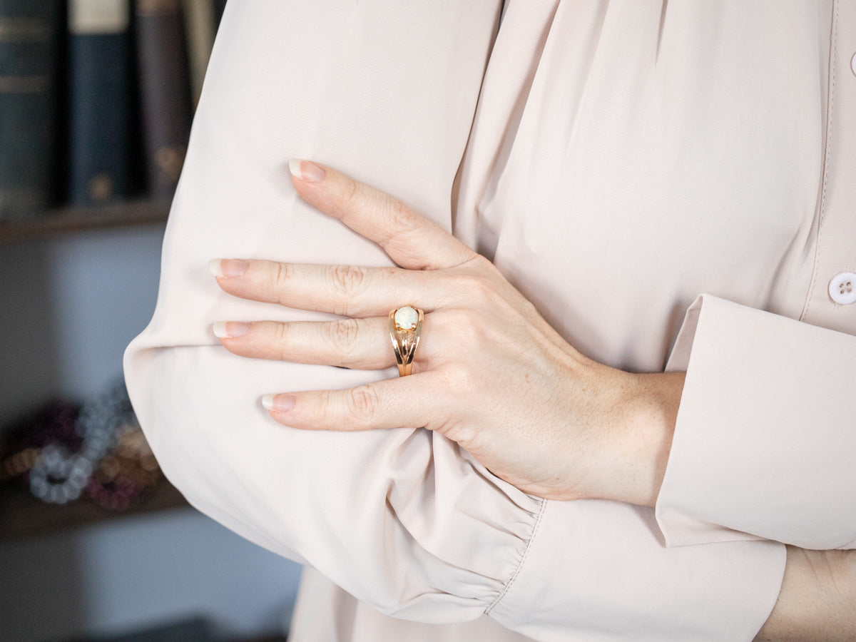Anillo solitario ovalado de ópalo este-oeste vintage