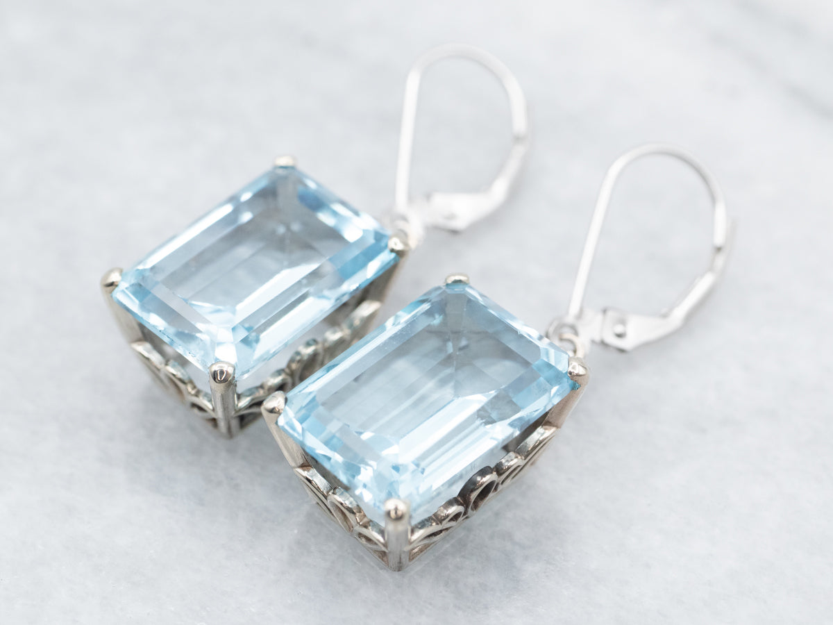Impresionantes aretes colgantes de diamantes y topacios azules