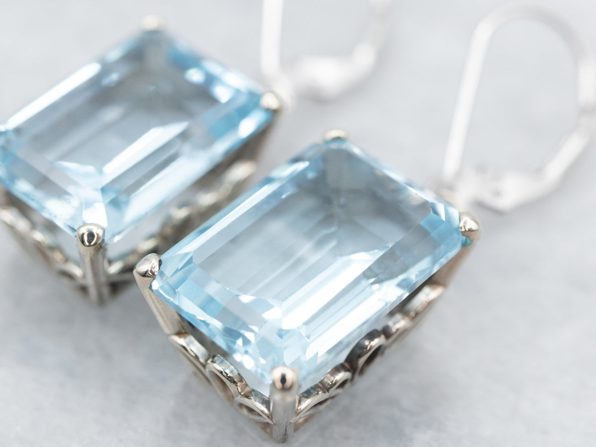 Impresionantes aretes colgantes de diamantes y topacios azules