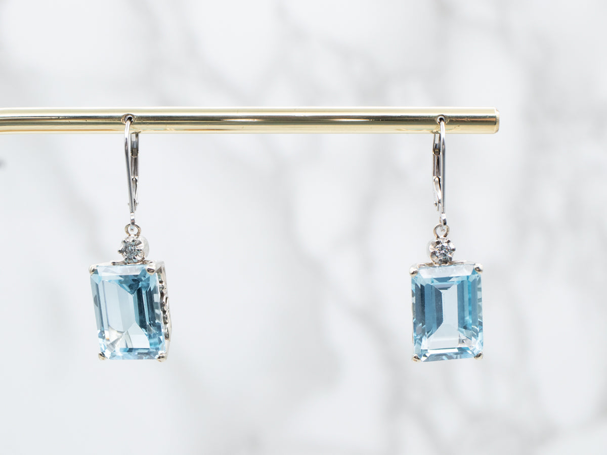 Impresionantes aretes colgantes de diamantes y topacios azules