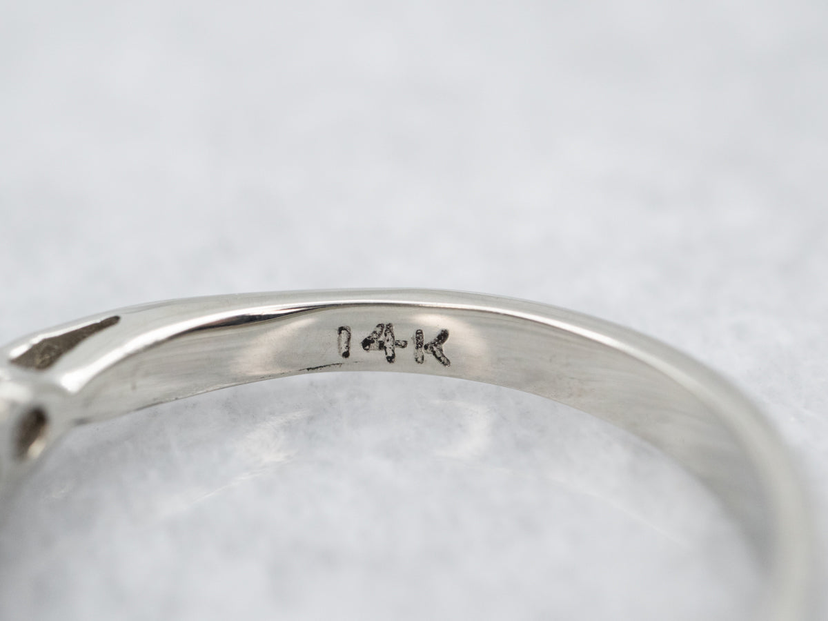 Anillo de diamantes y granates rodolita de este a oeste