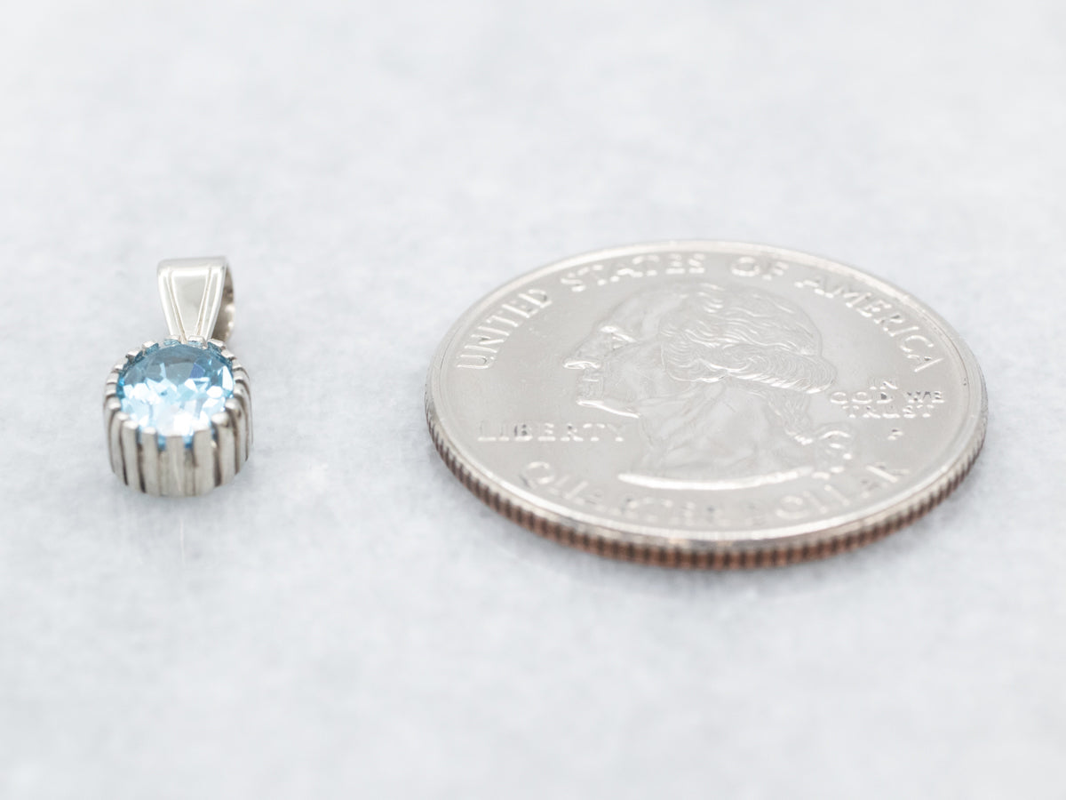 Colgante con solitario de topacio azul y conjunto de puntas simples