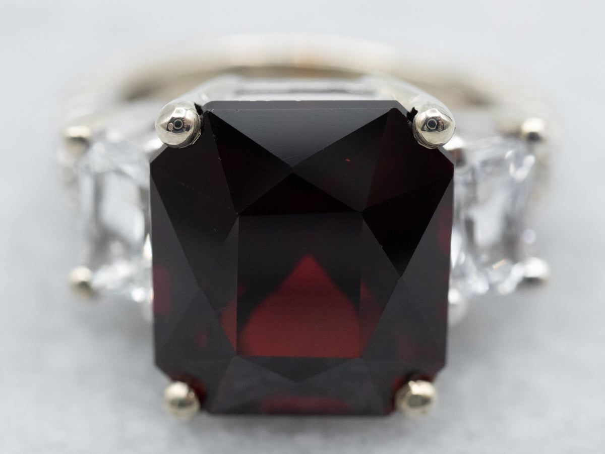 Rico granate piropo de talla esmeralda con zafiros blancos y detalles de diamantes