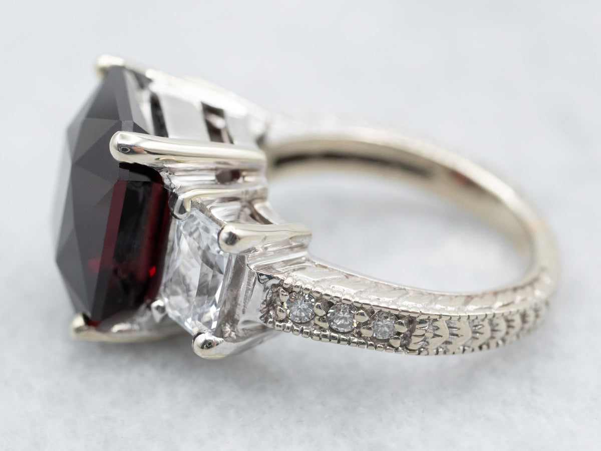 Rico granate piropo de talla esmeralda con zafiros blancos y detalles de diamantes