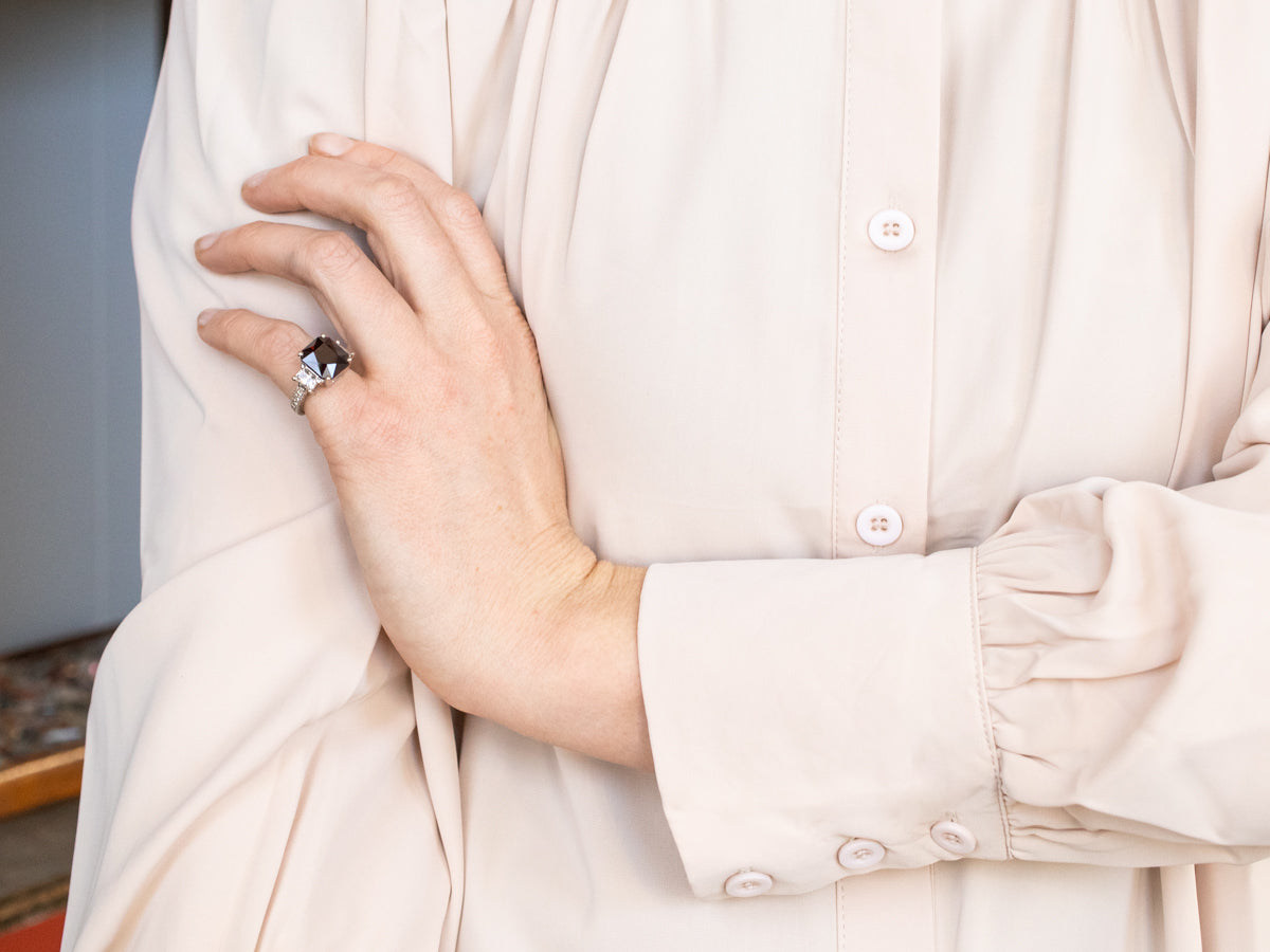 Rico granate piropo de talla esmeralda con zafiros blancos y detalles de diamantes