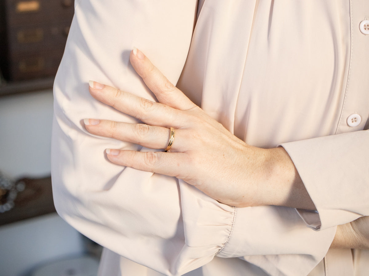 Alianza de diamantes con tres piedras en oro de 18 quilates