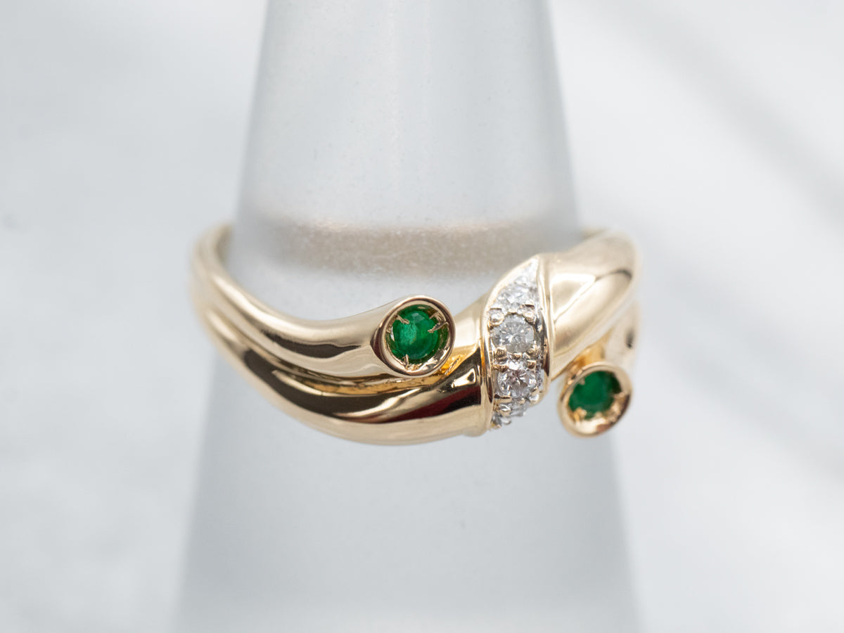 Anillo modernista de esmeralda y diamantes