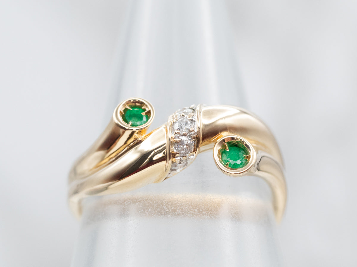 Anillo modernista de esmeralda y diamantes