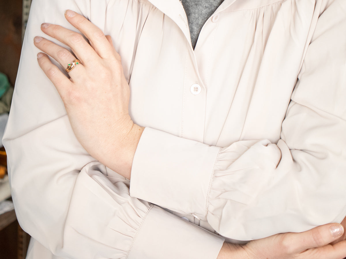 Anillo modernista de esmeralda y diamantes