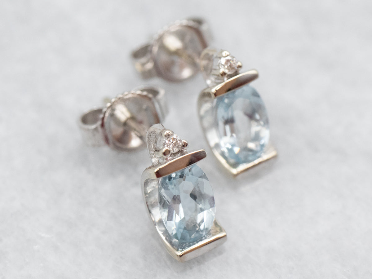Pendientes colgantes modernos con topacio azul y diamantes
