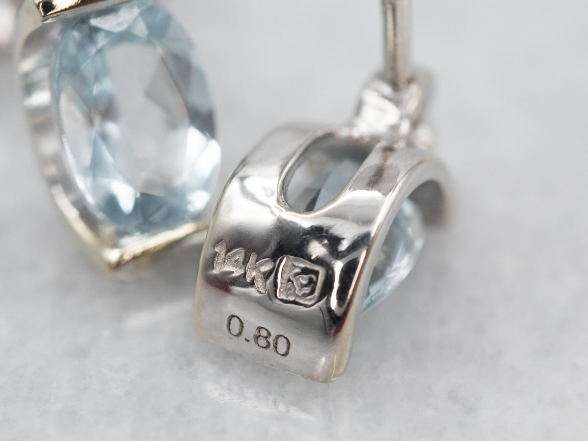 Pendientes colgantes modernos con topacio azul y diamantes