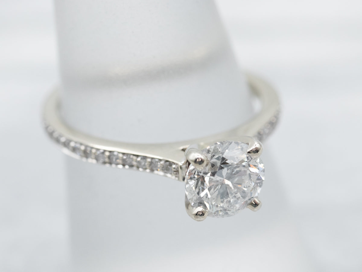 Anillo de compromiso de oro blanco con diamantes grandes