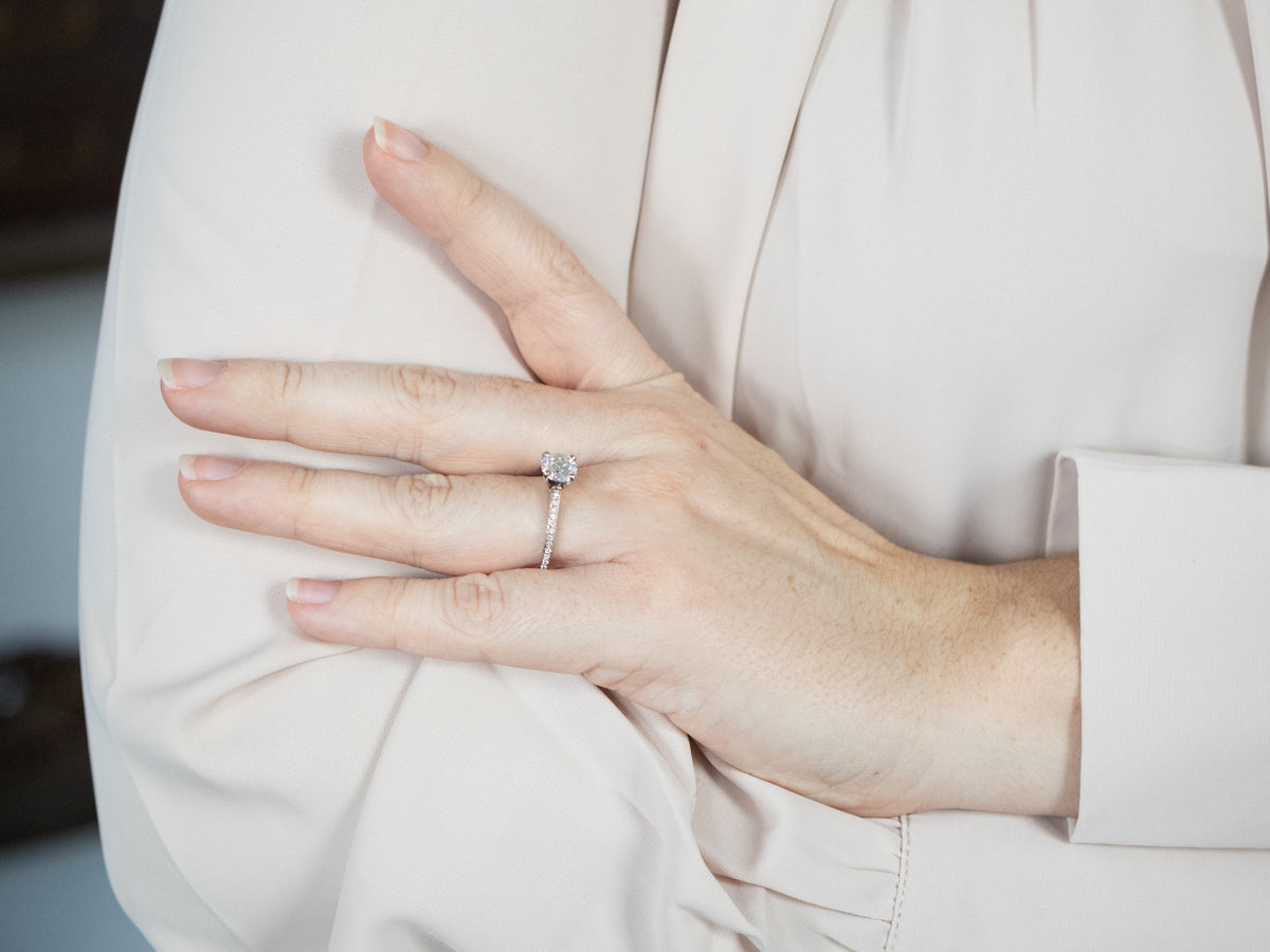 Anillo de compromiso de oro blanco con diamantes grandes