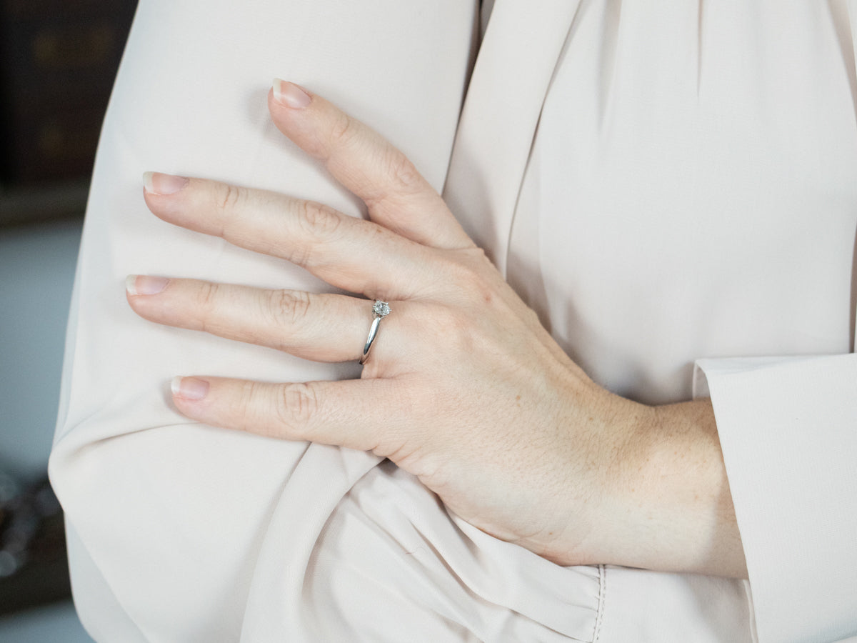 Anillo de compromiso con solitario de diamantes de talla Old Mine en platino