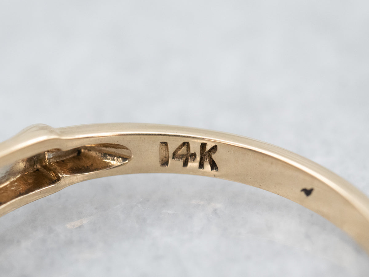 Anillo de compromiso con solitario de diamantes de era retro en oro de dos tonos