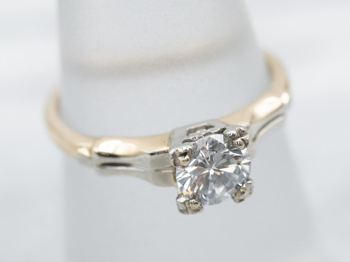 Anillo de compromiso con solitario de diamantes de era retro en oro de dos tonos