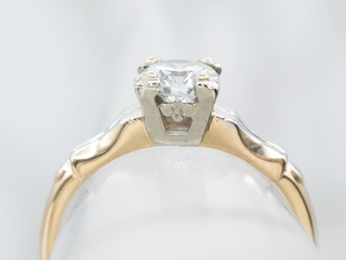 Anillo de compromiso con solitario de diamantes de era retro en oro de dos tonos