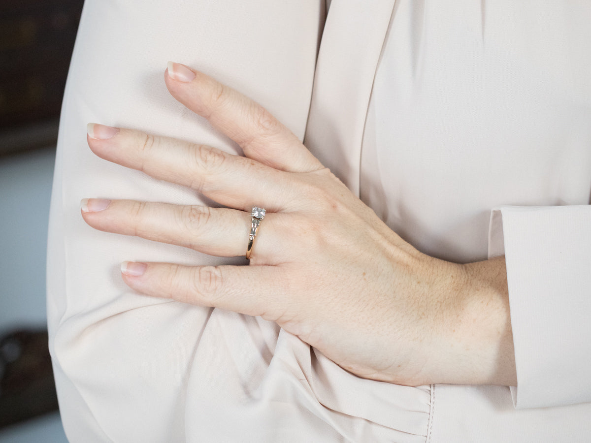 Anillo de compromiso con solitario de diamantes de era retro en oro de dos tonos