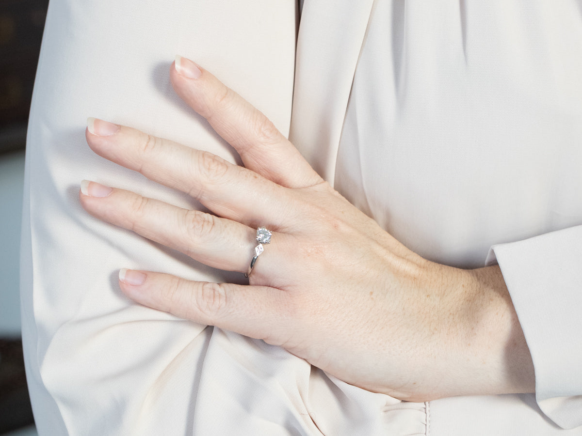 Anillo de compromiso de diamantes florales de la era retro