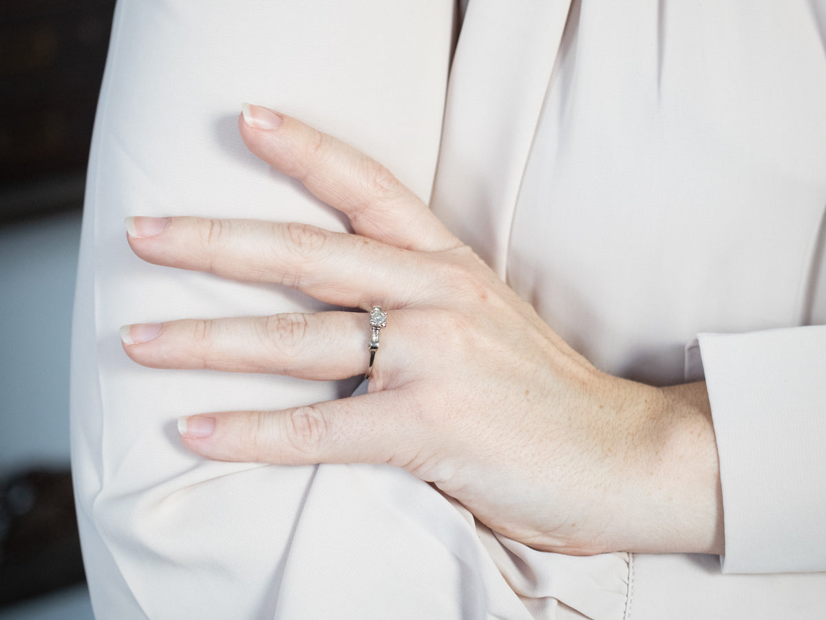 Anillo de compromiso con solitario de diamantes de talla europea