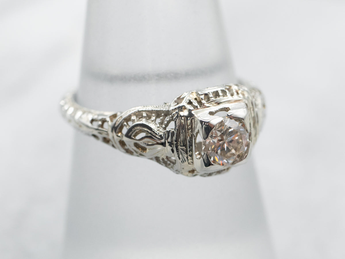 Anillo de compromiso Art Déco de oro blanco y diamantes