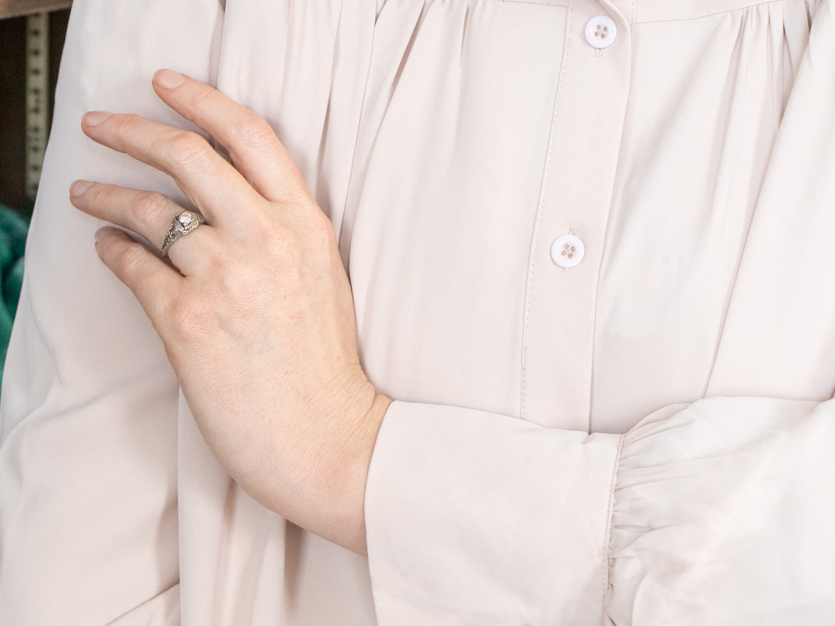 Anillo de compromiso Art Déco de oro blanco y diamantes