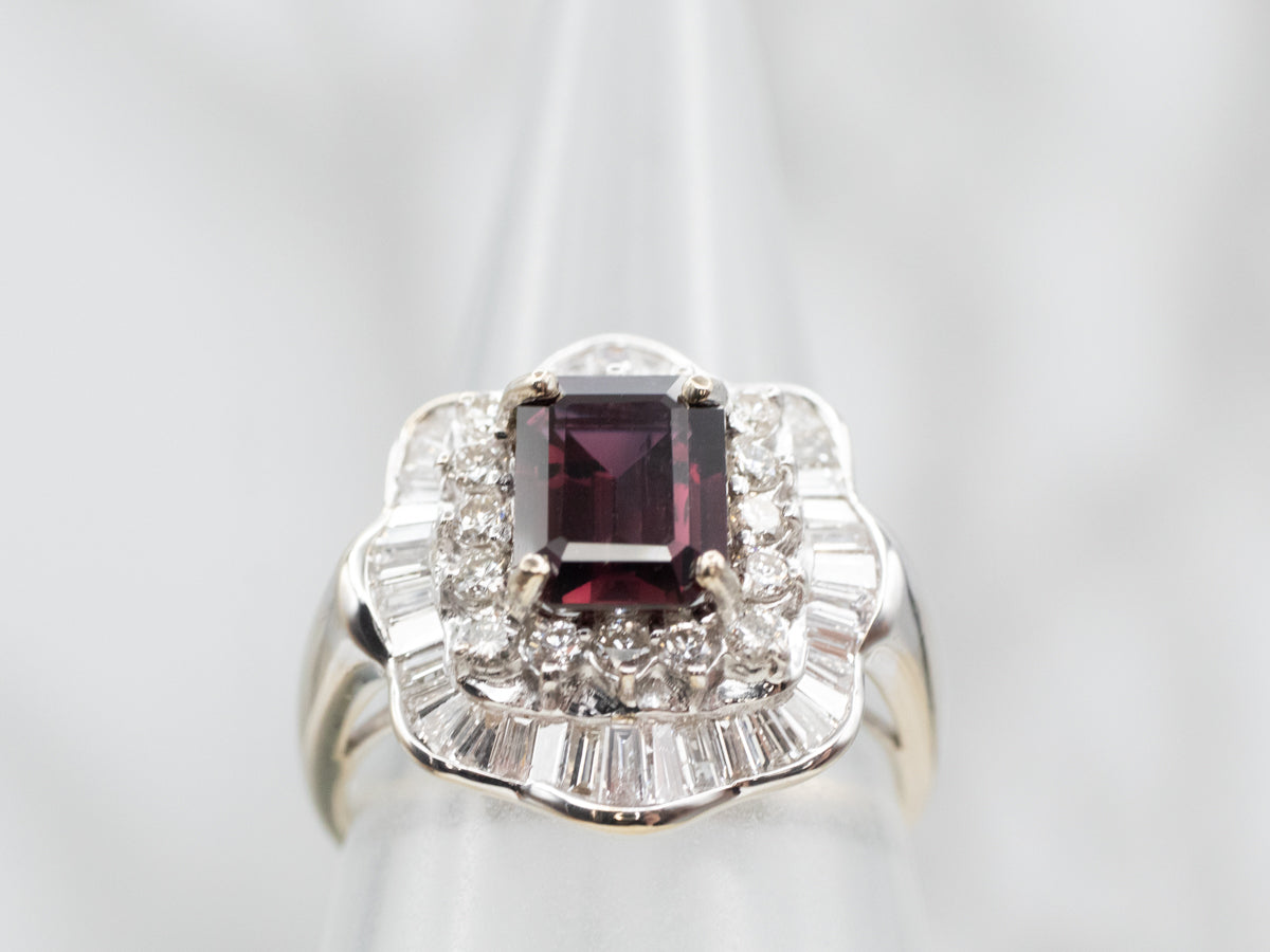 Impresionante anillo con halo de diamantes y granate piropo