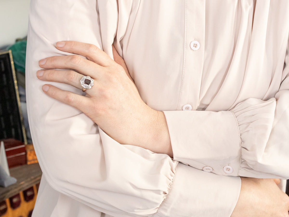 Impresionante anillo con halo de diamantes y granate piropo