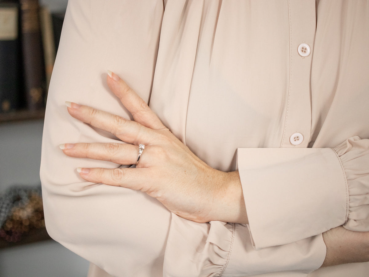 Anillo de compromiso de diamantes de talla europea en platino