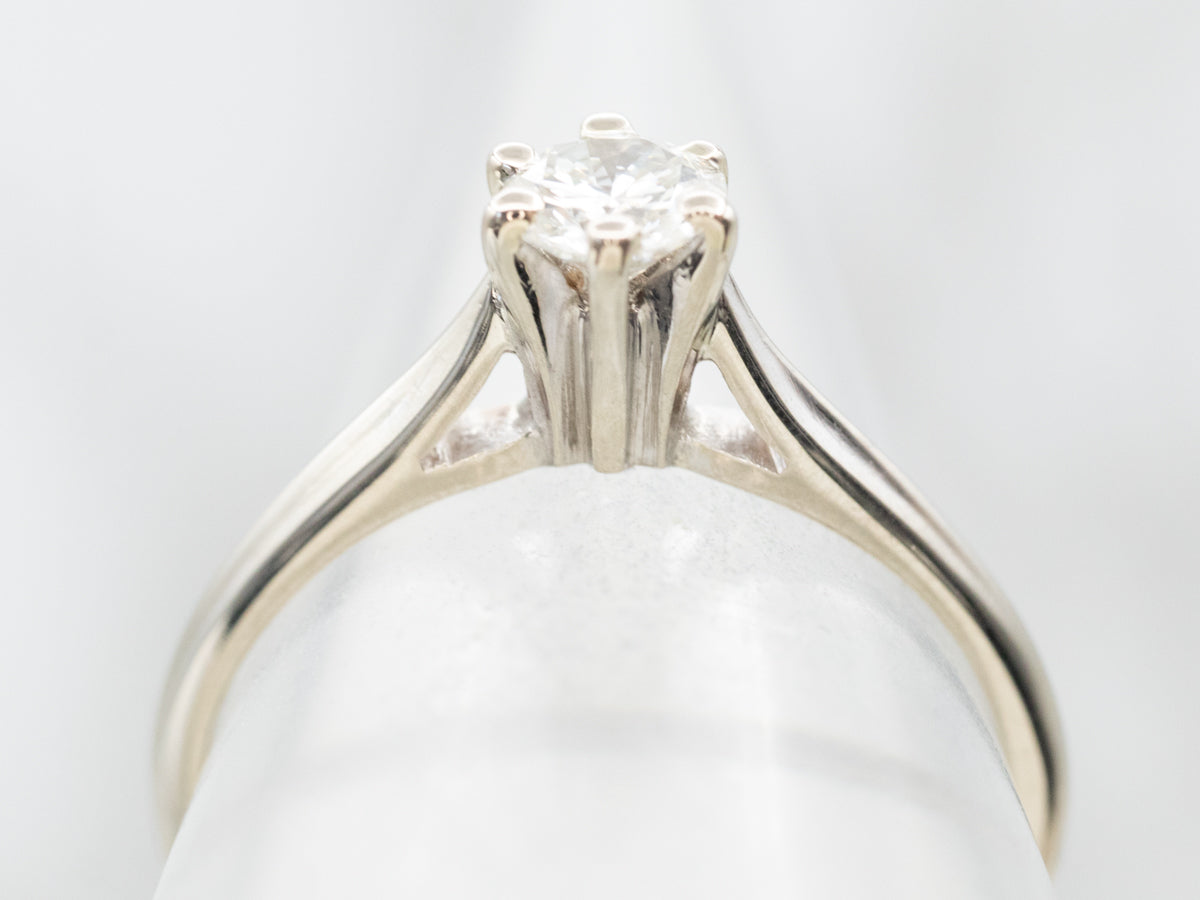 Anillo de compromiso clásico con solitario de diamantes