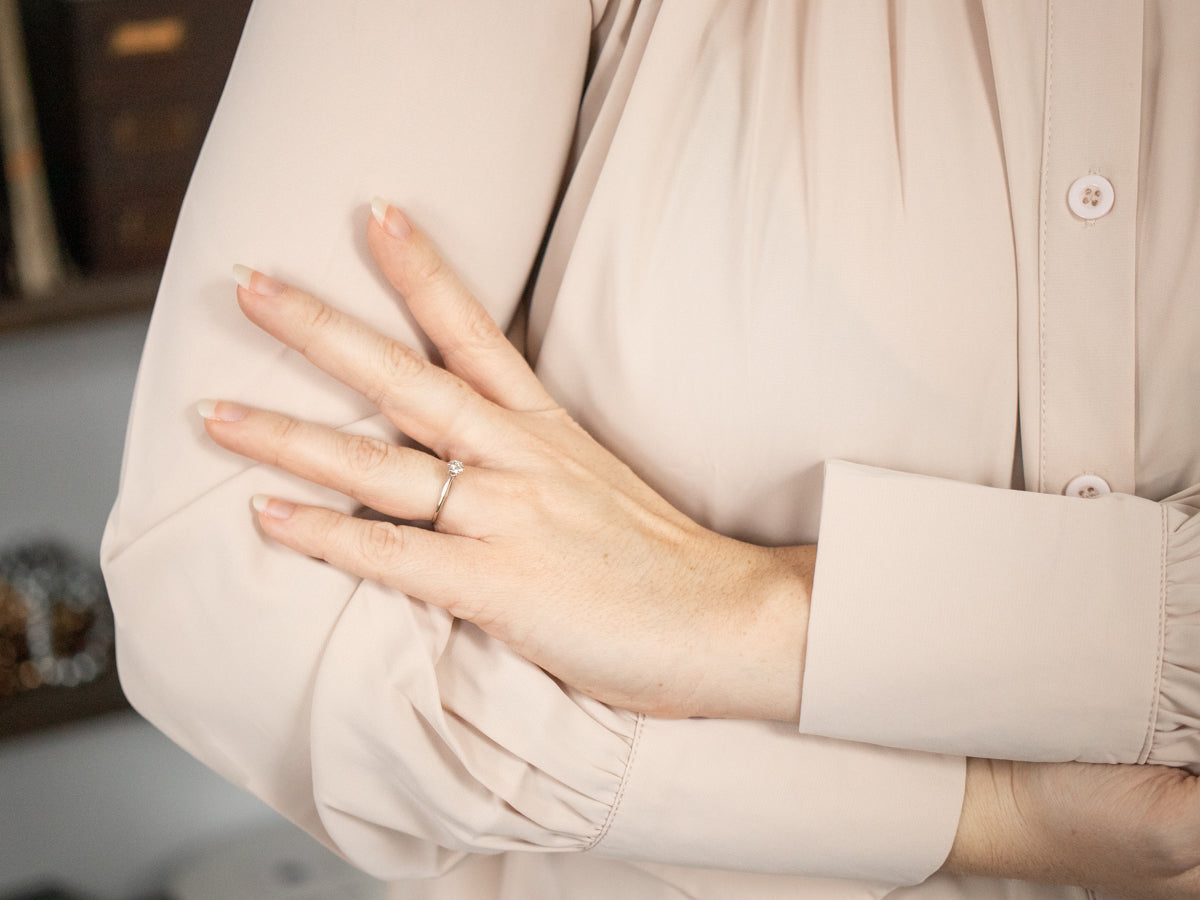 Anillo de compromiso clásico con solitario de diamantes