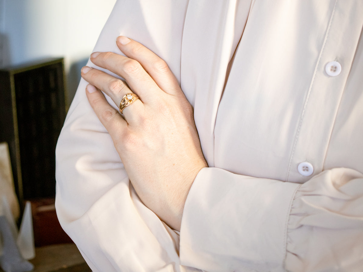 Anillo de compromiso con solitario de diamantes de talla Old Mine en engaste Belcher