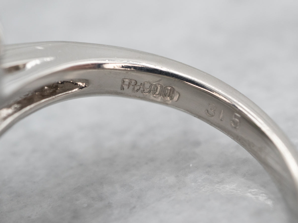 Anillo de platino con turmalina verde y halo de diamantes