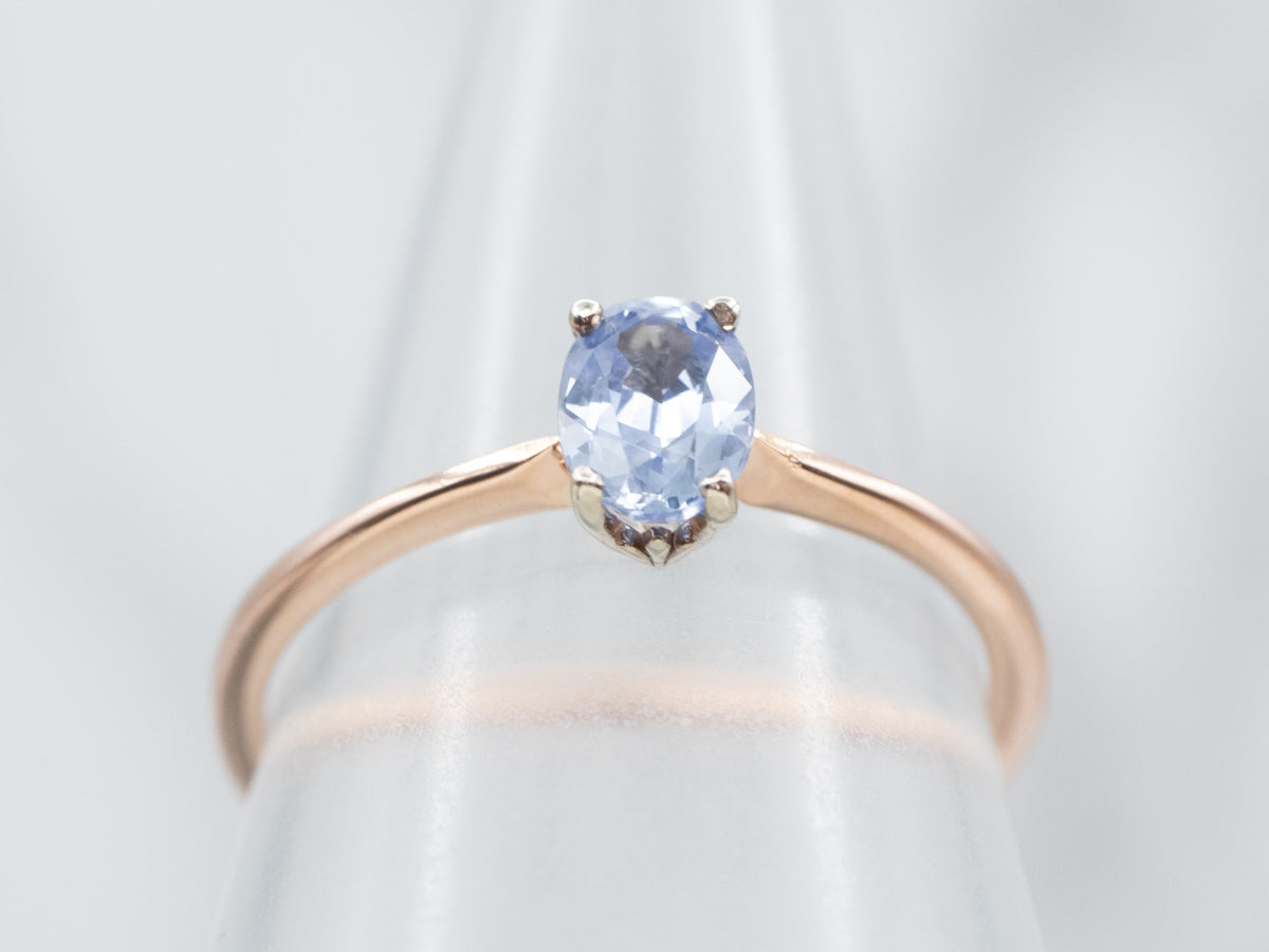 Anillo de compromiso de zafiro azul claro dulce