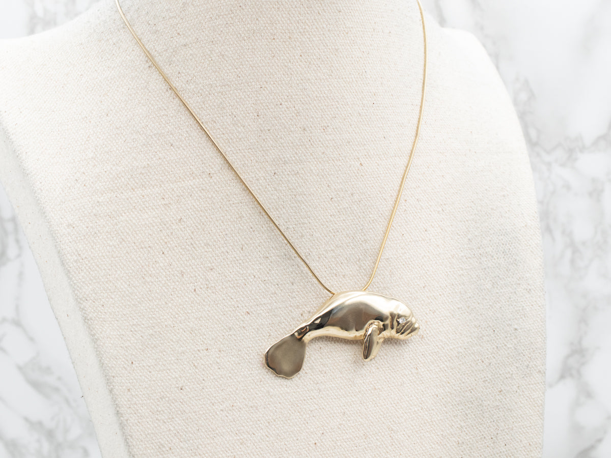 Colgante de manatí con diamantes brillantes