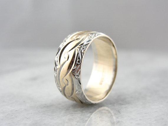 Alianza ancha decorativa de oro amarillo y blanco.