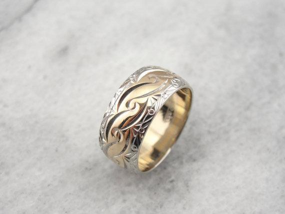 Alianza ancha decorativa de oro amarillo y blanco.