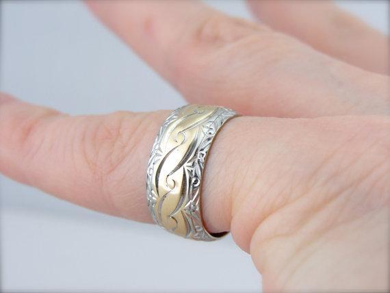 Alianza ancha decorativa de oro amarillo y blanco.