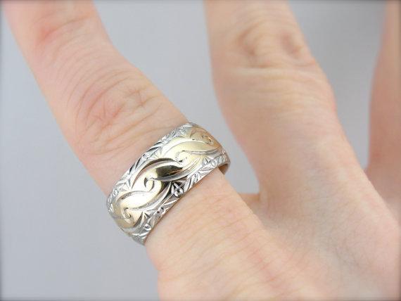 Alianza ancha decorativa de oro amarillo y blanco.