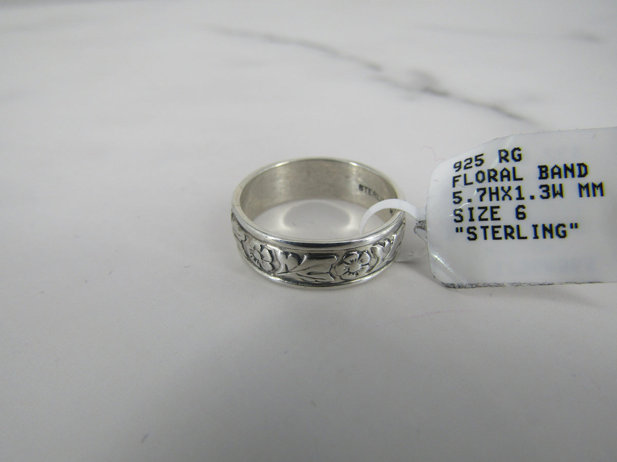 Anillo pequeño de plata con grabado floral