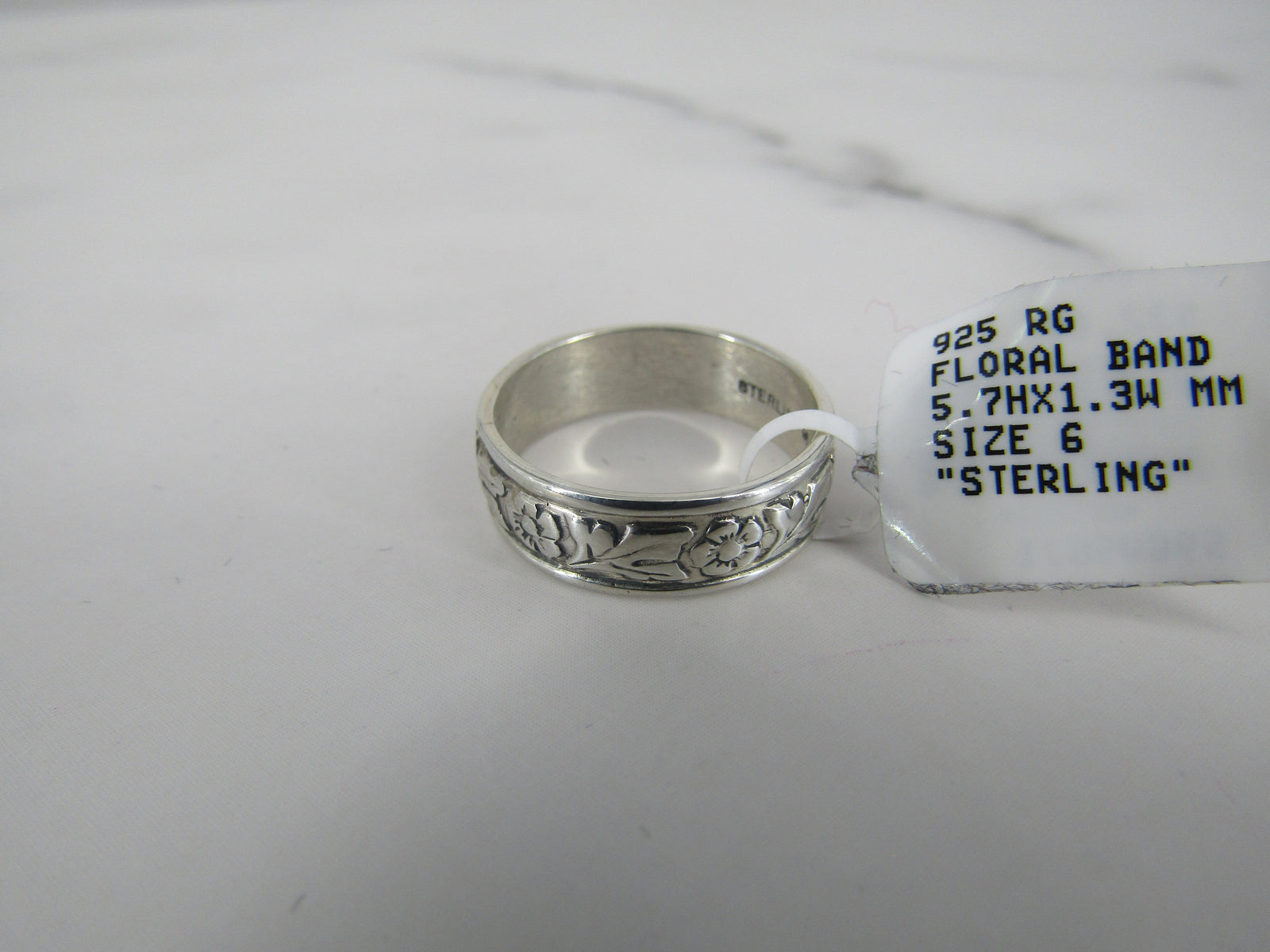 Anillo pequeño de plata con grabado floral