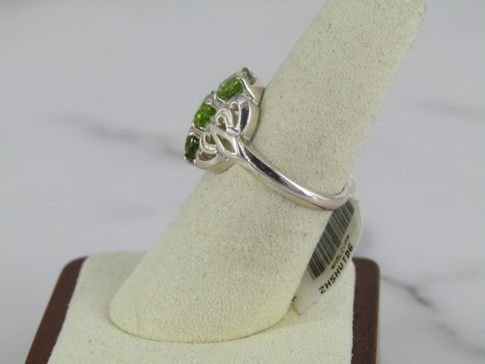 Anillo de peridoto de plata con tres piedras en movimiento