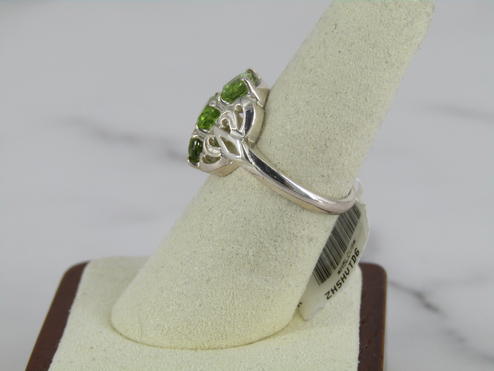 Anillo de peridoto de plata con tres piedras en movimiento