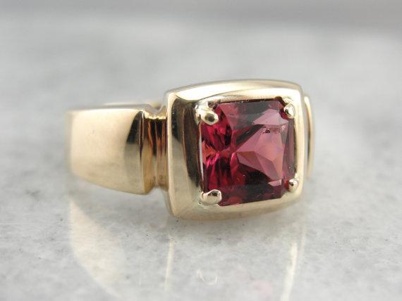 Excepcional turmalina en un fuerte anillo de oro, apropiado para hombres o mujeres