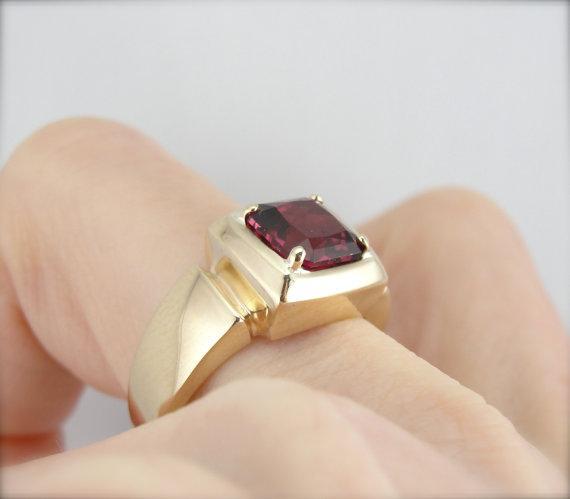 Excepcional turmalina en un fuerte anillo de oro, apropiado para hombres o mujeres