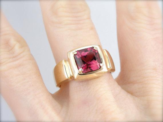 Excepcional turmalina en un fuerte anillo de oro, apropiado para hombres o mujeres