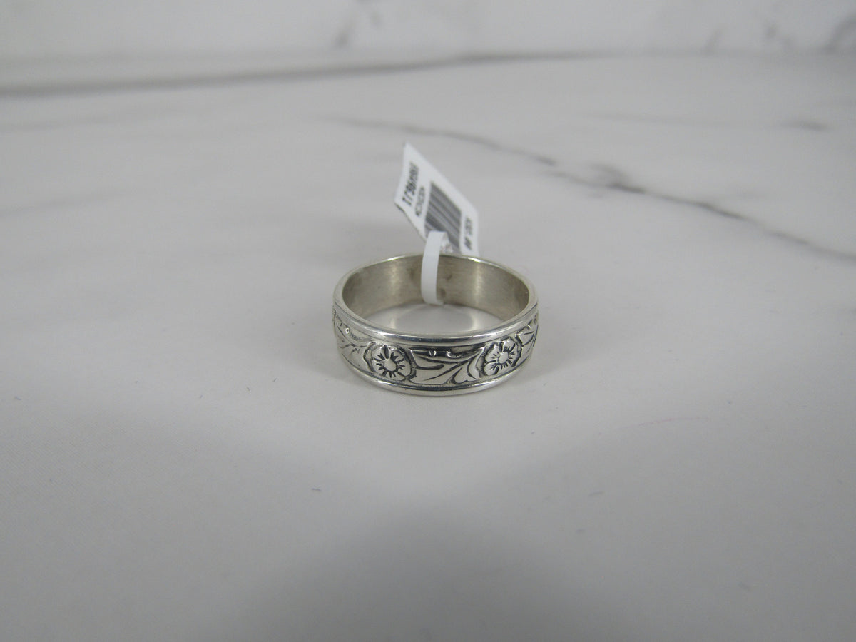 Anillo pequeño de plata con grabado floral
