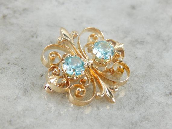 Colgante de circonita azul antiguo con desplazamiento