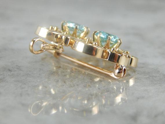 Colgante de circonita azul antiguo con desplazamiento